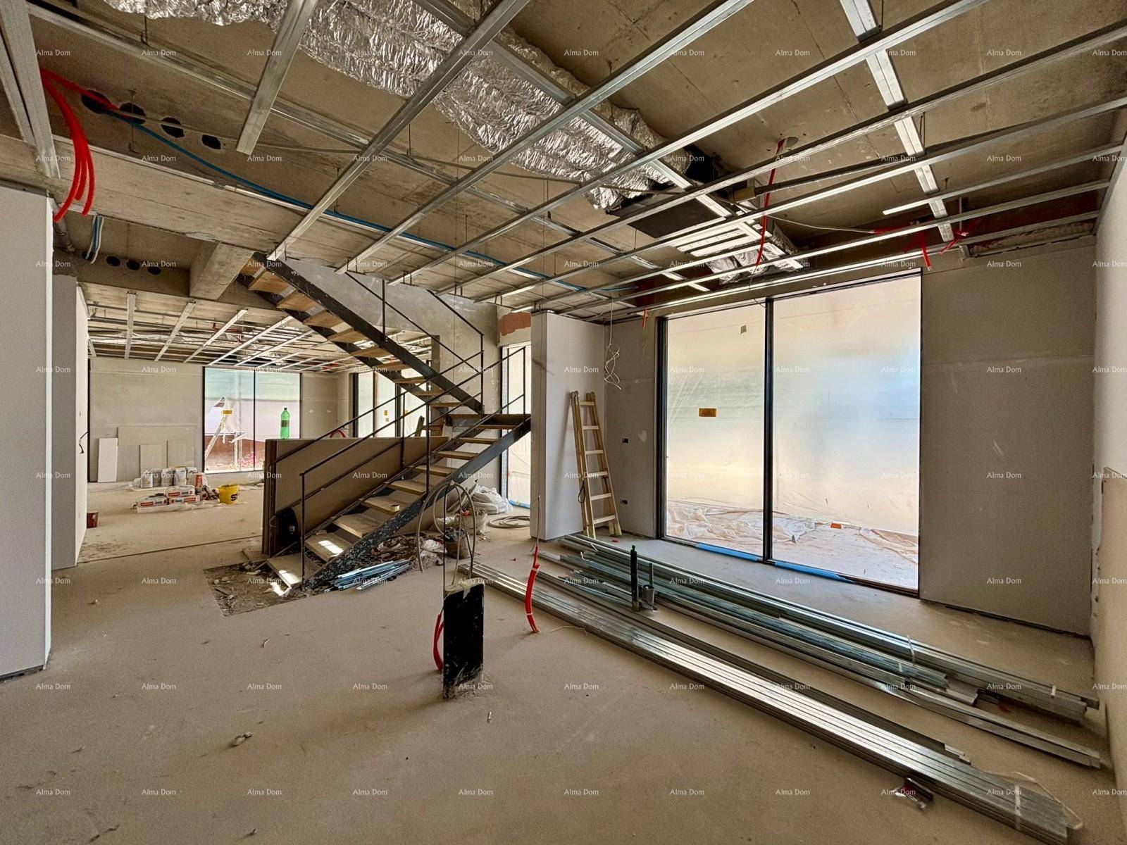 Offener Raum im Rohbau mit Treppe, großen Fenstern und Materialien für den weiteren Ausbau.