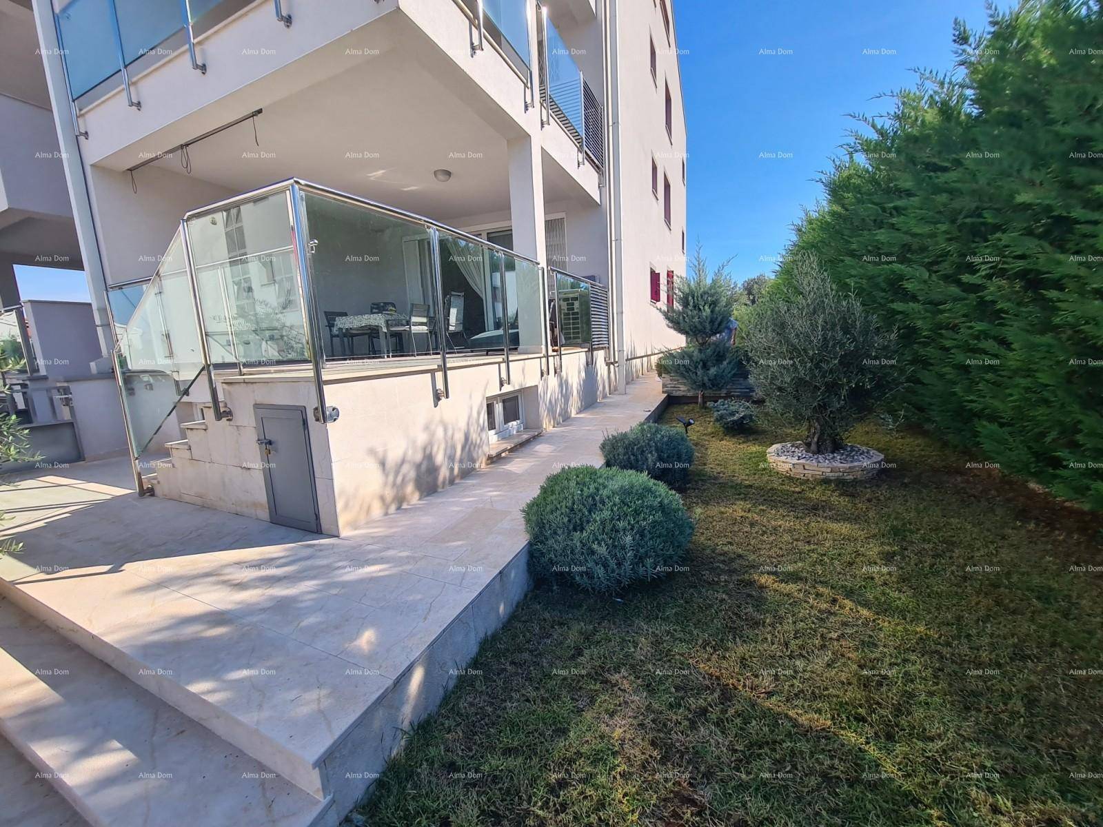 Außenansicht des Gebäudes mit gepflegtem Gartenbereich und Treppenzugang zur Terrasse.
