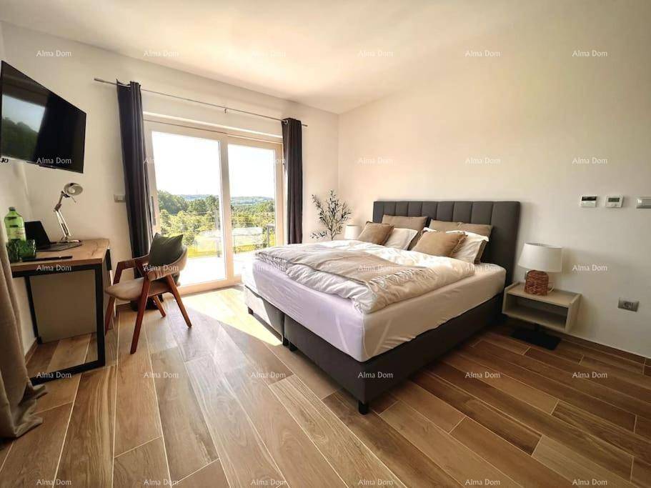 Helles Schlafzimmer mit Zugang zur Terrasse und weitem Blick in die Landschaft.