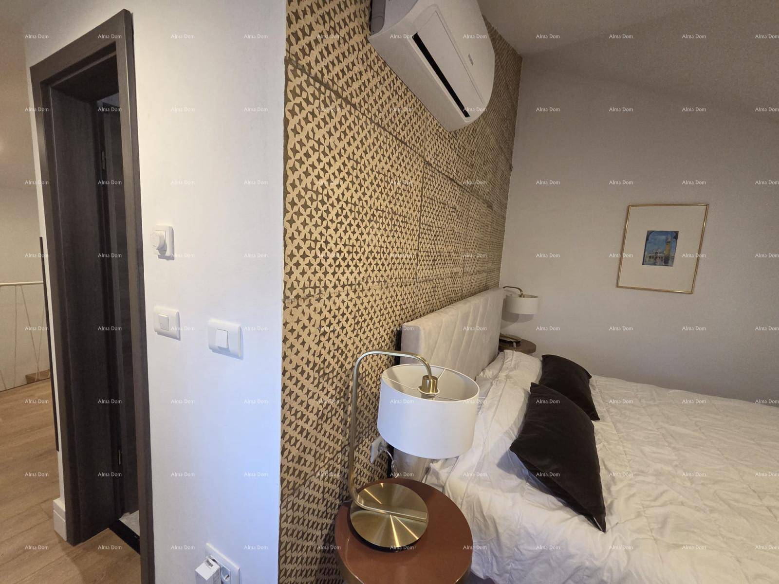 Schlafzimmer mit gemusterter Wand, Klimaanlage und Nachttischlampe für eine gemütliche Atmosphäre.