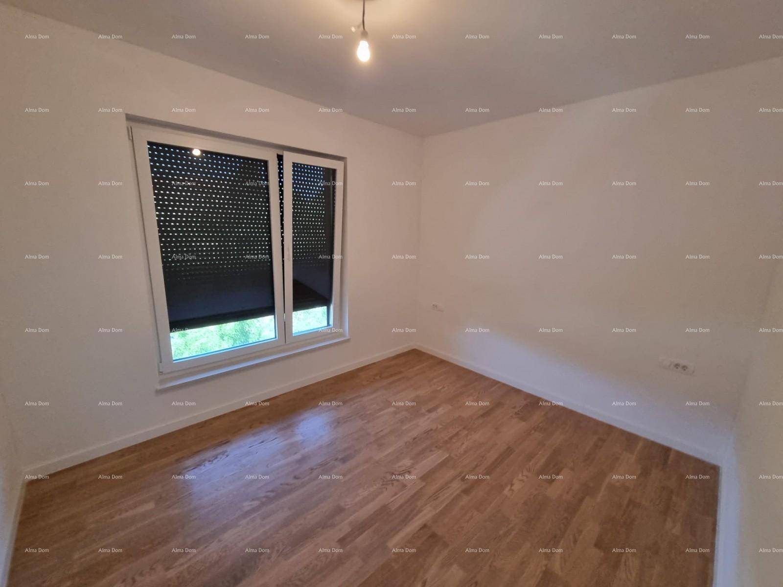 Helles Zimmer mit schönem Holzparkett und einem Fenster mit integrierten Rollläden.