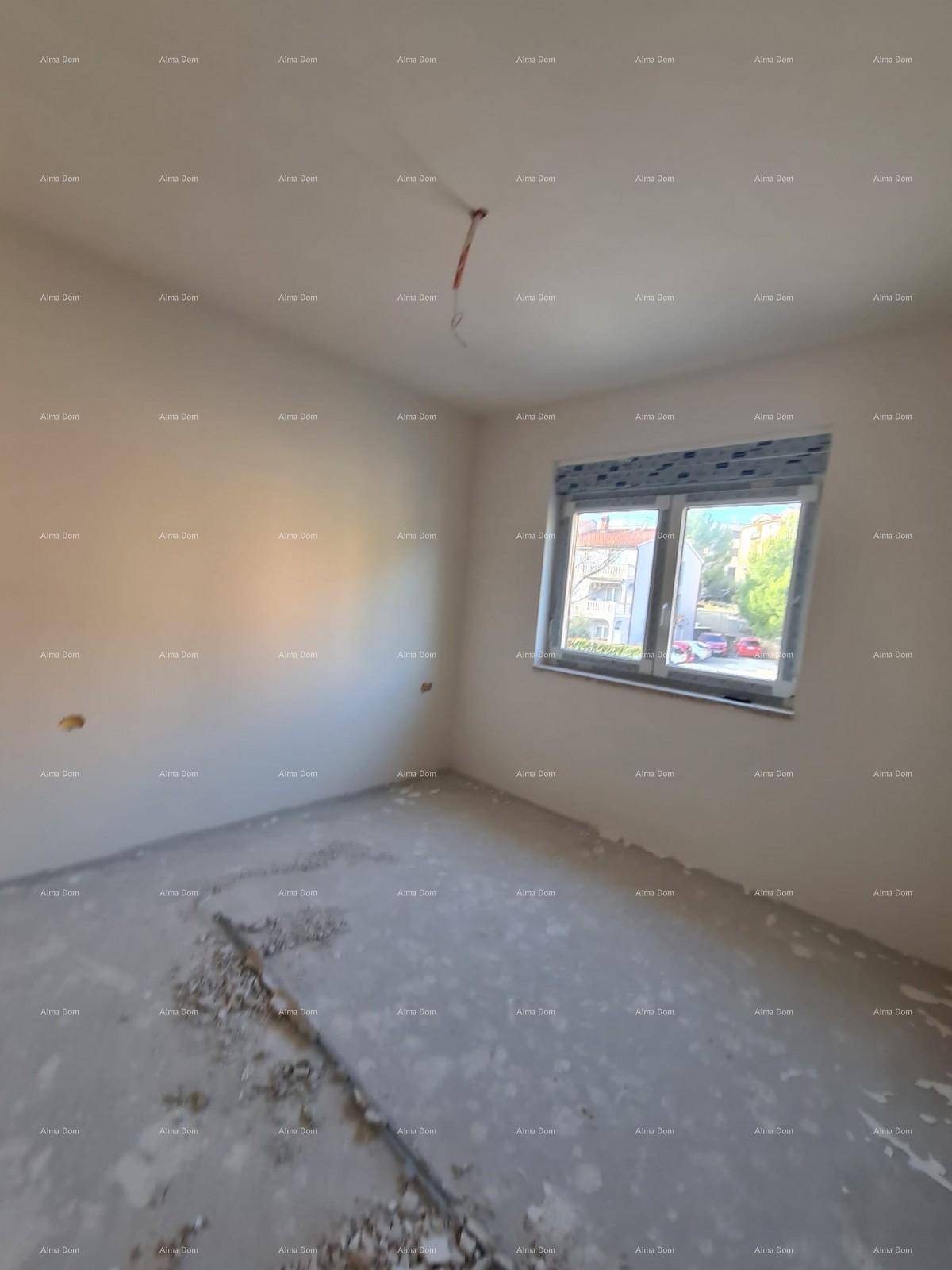 Unfertiger Raum mit Fenster und Rohbauzustand, ideal für die zukünftige Nutzung als Schlafzimmer.