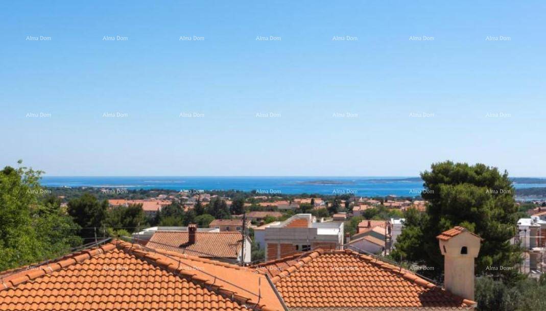 Panoramablick über die Dächer der Stadt auf das weite, blaue Meer und die Küstenlandschaft.
