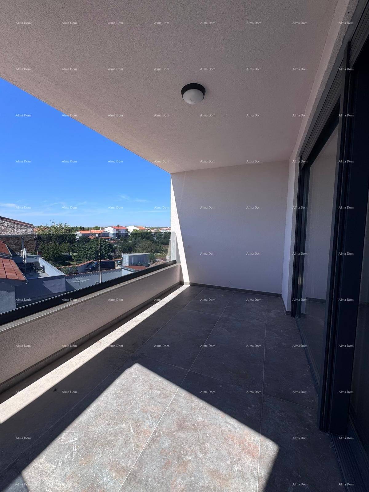 Geräumiger Balkon mit dunklen Fliesen und Glasgeländer, bietet einen weiten Blick auf die Umgebung.