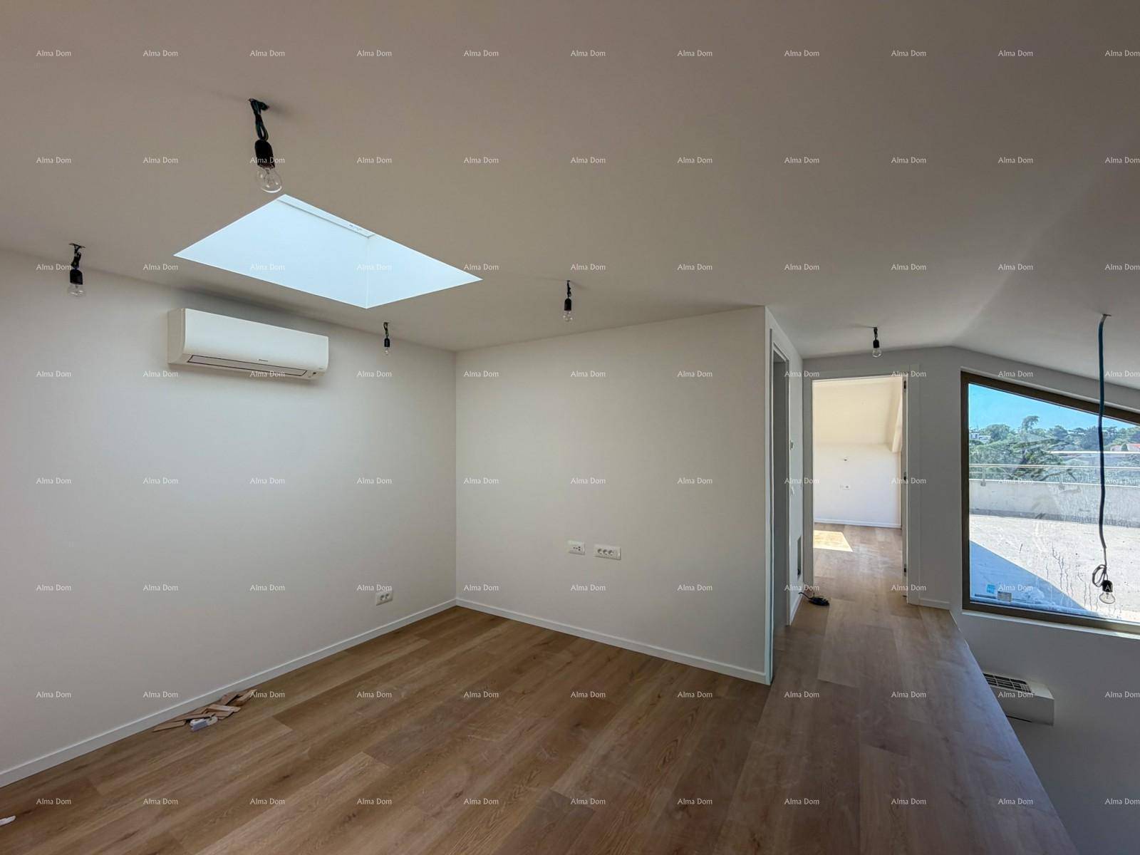 Modernes Schlafzimmer mit Holzboden, Dachfenster und Klimaanlage im Dachgeschoss.