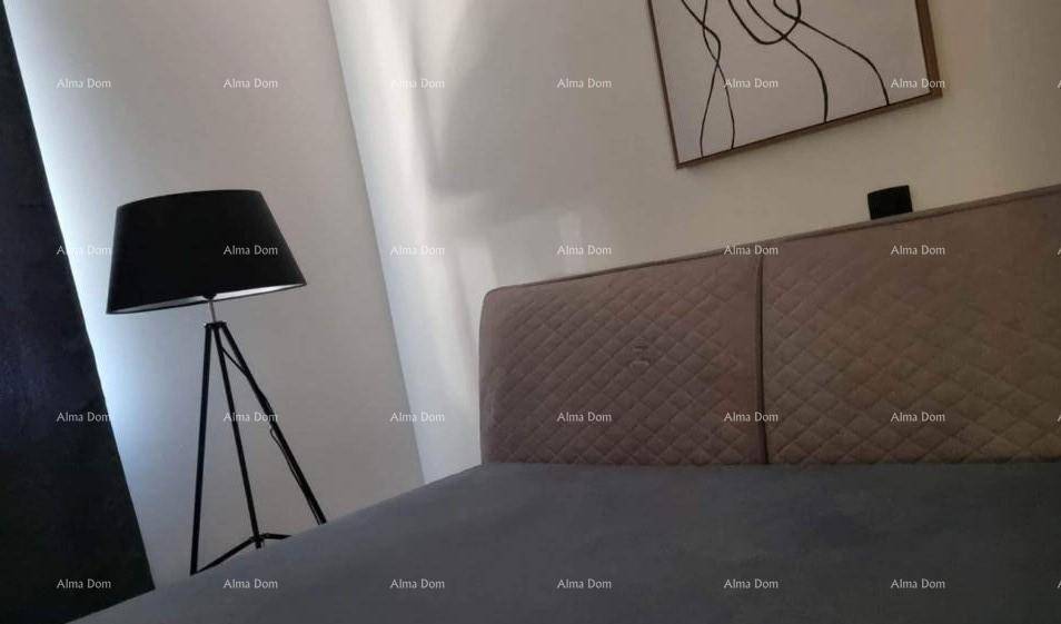 Gemütliches Schlafzimmer mit gepolstertem Kopfteil, Stehlampe und moderner Wandkunst.