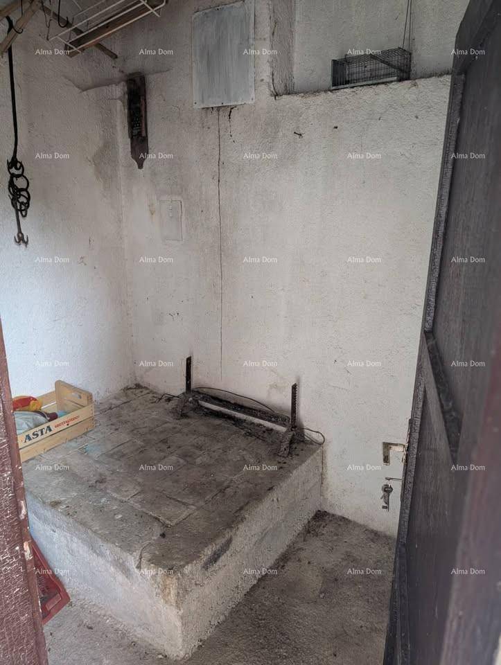 Kleiner, unfertiger Abstellraum mit Betonwänden und einer erhöhten Betonplattform.