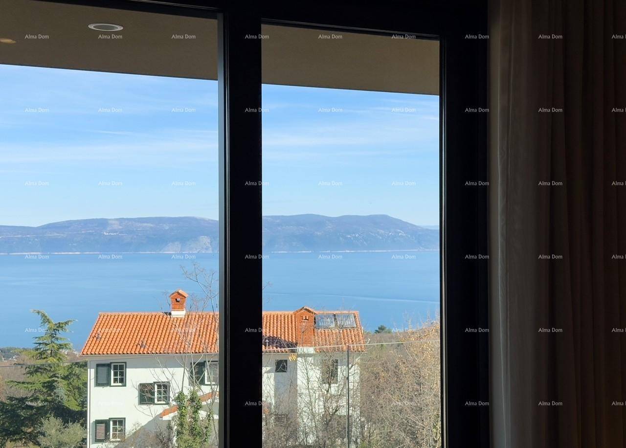 Atemberaubender Meerblick und Bergblick durch das große Fenster des Schlafzimmers.