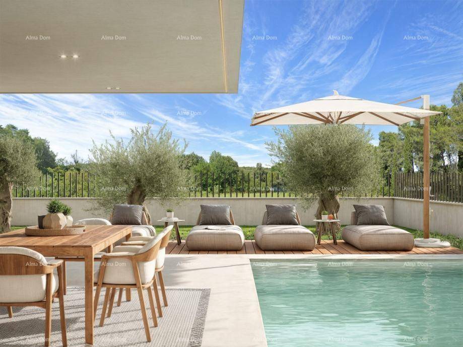 Großzügige Terrasse mit Pool, Essbereich, Sonnenliegen und Sonnenschirm umgeben von Grün.