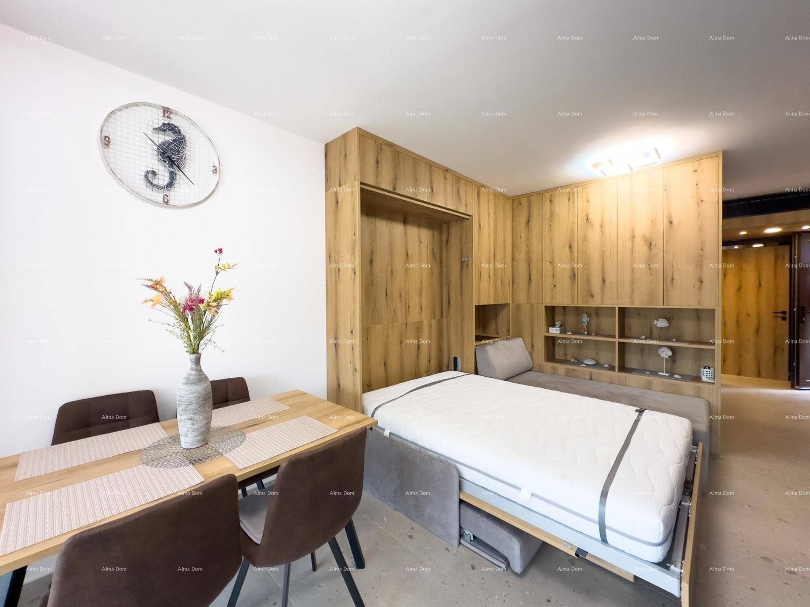Wohn- und Essbereich mit ausziehbarem Bett, Holzelementen und modernem Esstisch.