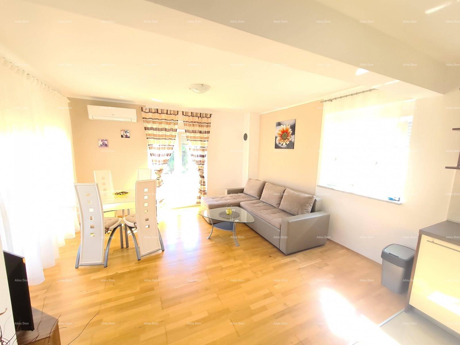 Heller Wohn-Essbereich mit Sofa, modernem Esstisch und Zugang zu einem Balkon.
