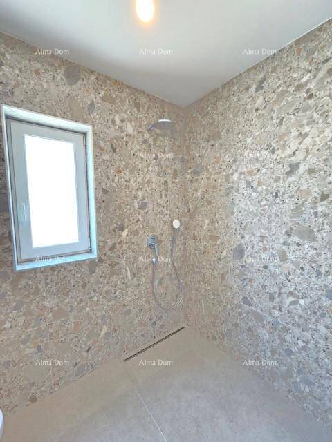 Geräumige begehbare Dusche mit modernen Fliesen und Regenduschkopf, bietet Komfort und Stil.
