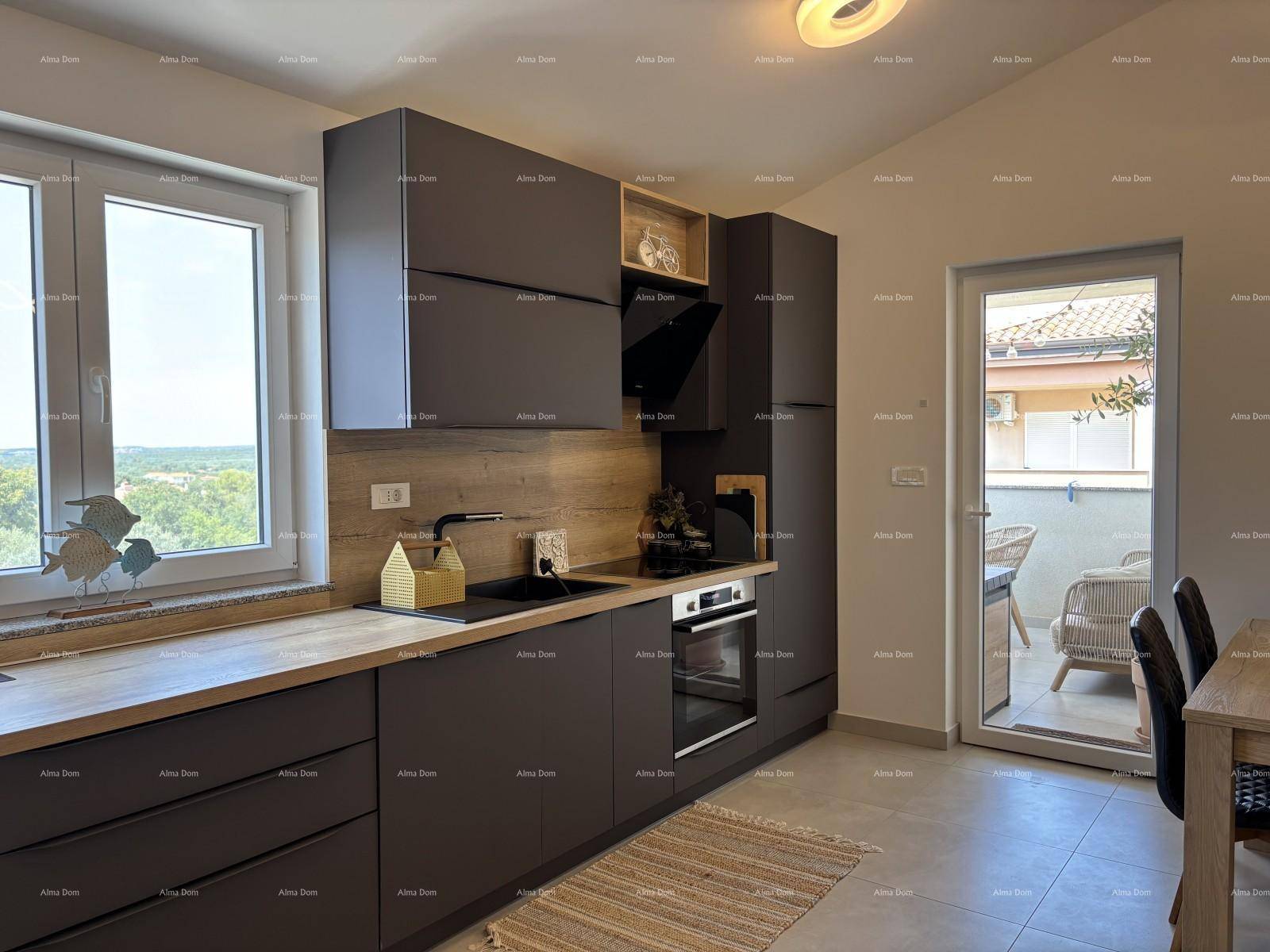 Moderne Einbauküche mit dunklen Fronten, Holzarbeitsplatte und Zugang zum Balkon.