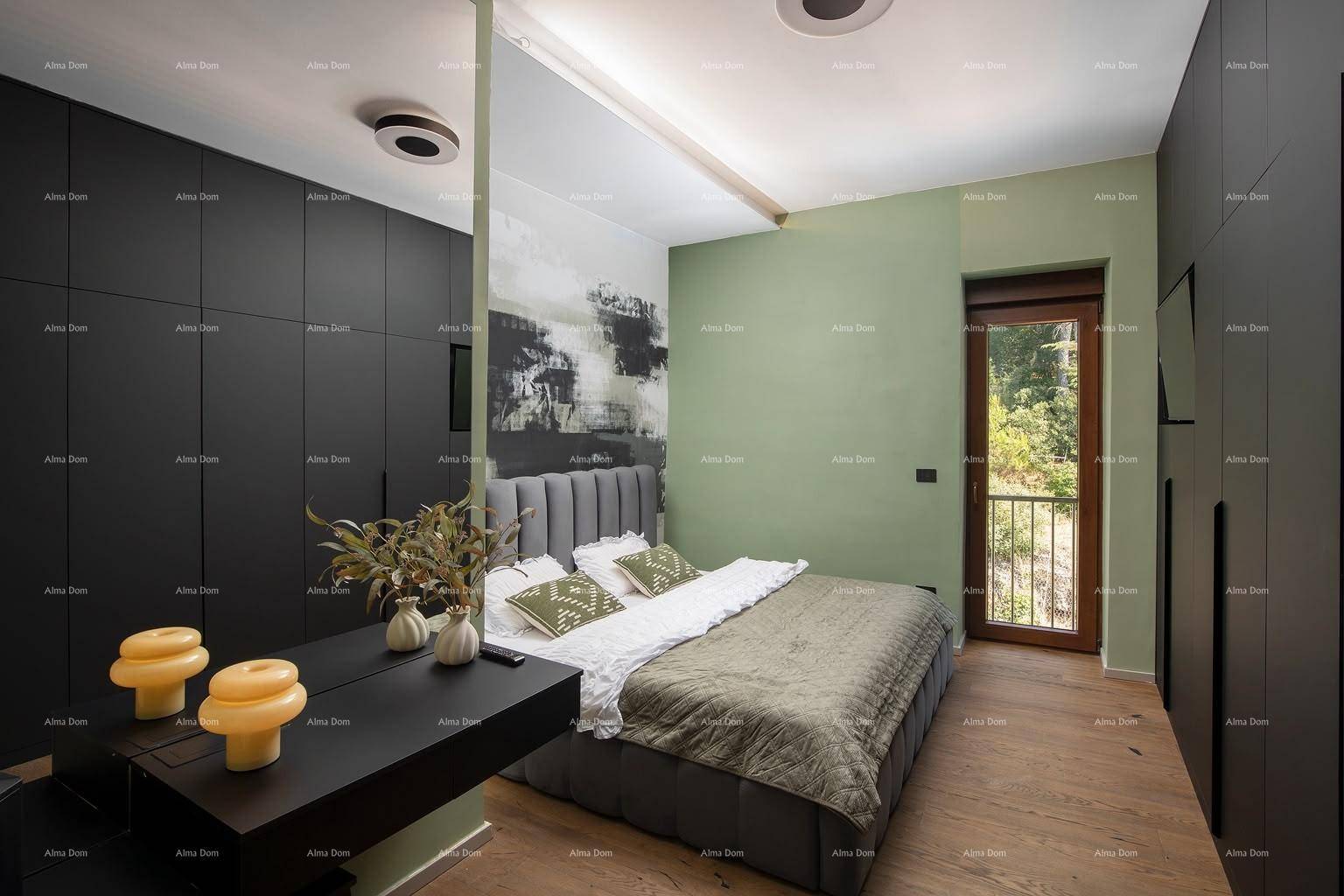 Modernes Schlafzimmer mit grün akzentuierter Wand, Einbauschränken und Zugang zu einem französischen Balkon.