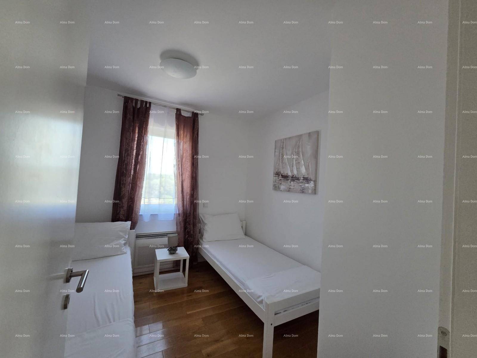 Schlafzimmer mit zwei Einzelbetten, kleinem Beistelltisch und hellem Holzfußboden.