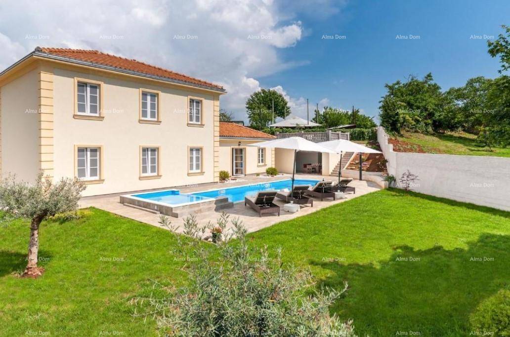 Weitläufiger Gartenbereich mit Rasenfläche, großem Pool und der eleganten Villa im Hintergrund.
