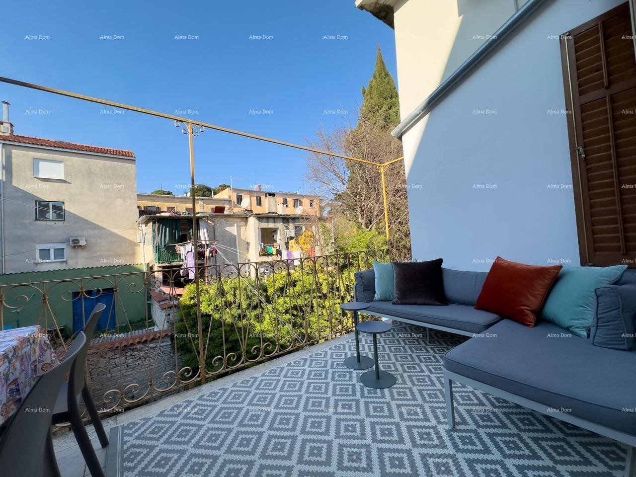 Geräumiger Balkon mit gemütlicher Sitzecke, Esstisch und Blick auf die umliegende Nachbarschaft.