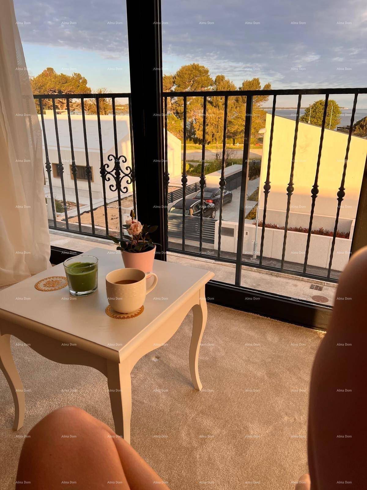Gemütlicher Blick aus dem Fenster auf die Umgebung bei Sonnenuntergang.