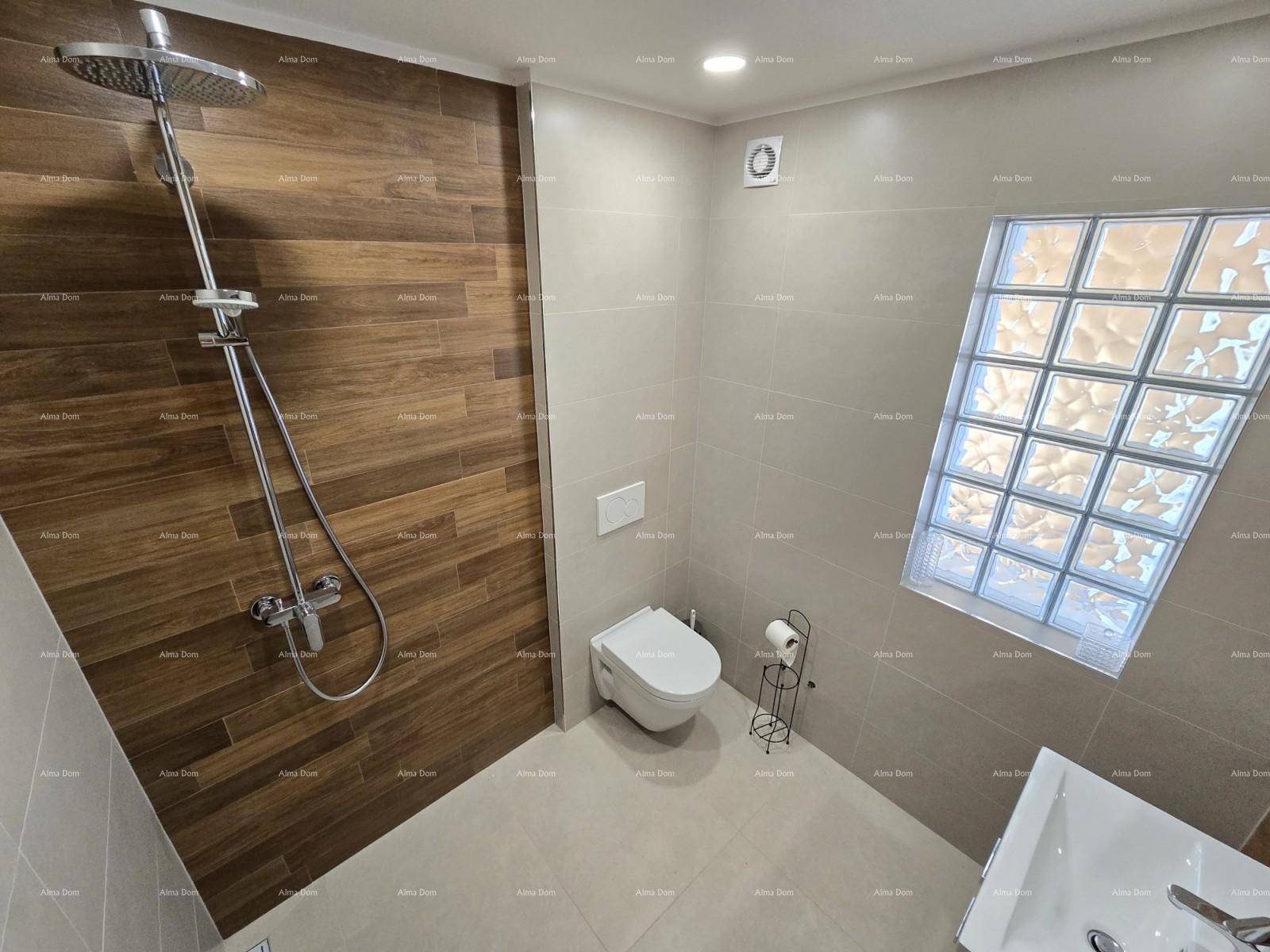 Modernes Badezimmer mit großer Dusche, Holzoptik-Fliesen und Glasbausteinfenster.