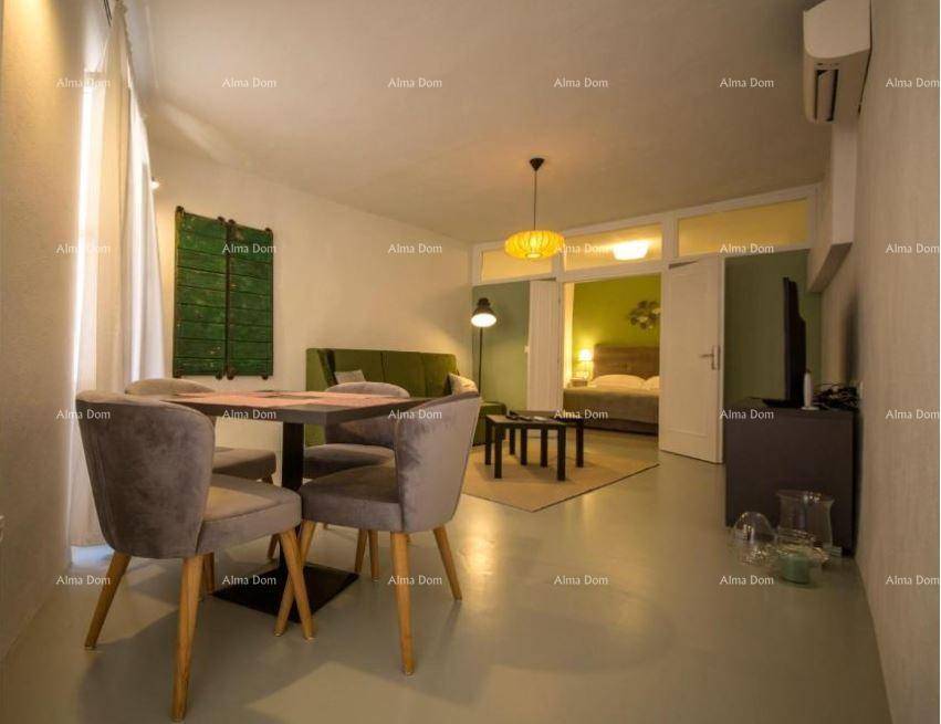 Moderner Wohn-Essbereich mit Esstisch, Sofa und Zugang zum Schlafzimmer.
