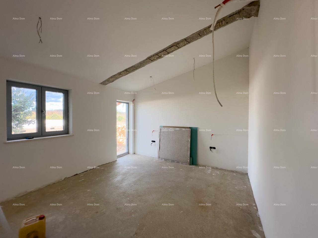 Unfertiger Innenraum mit Fenster und Türöffnung, bereit für den weiteren Ausbau und mit Tageslicht.