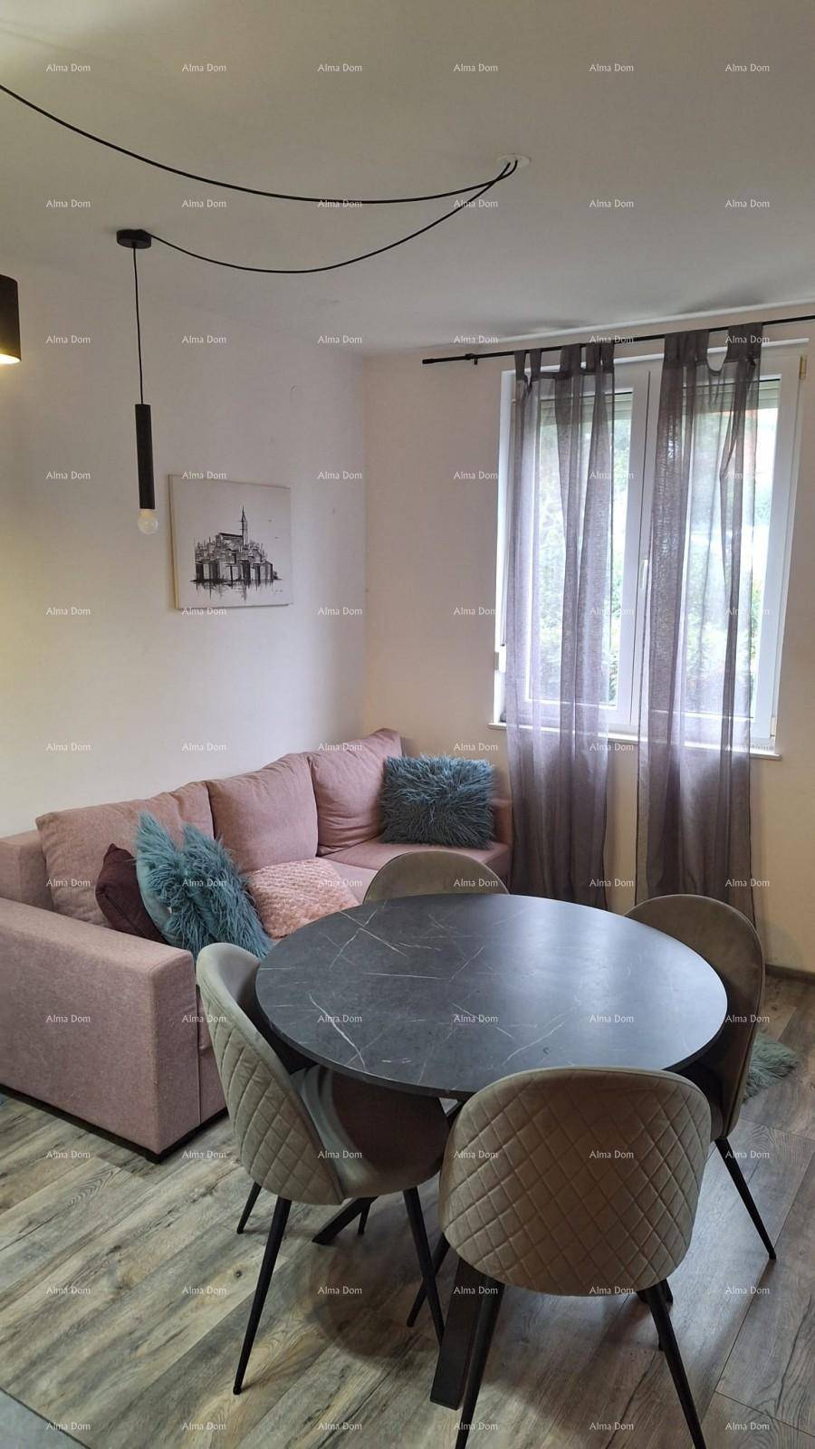 Gemütlicher Wohn- und Essbereich mit modernem Esstisch, bequemer Couch und Fenster mit Vorhängen.