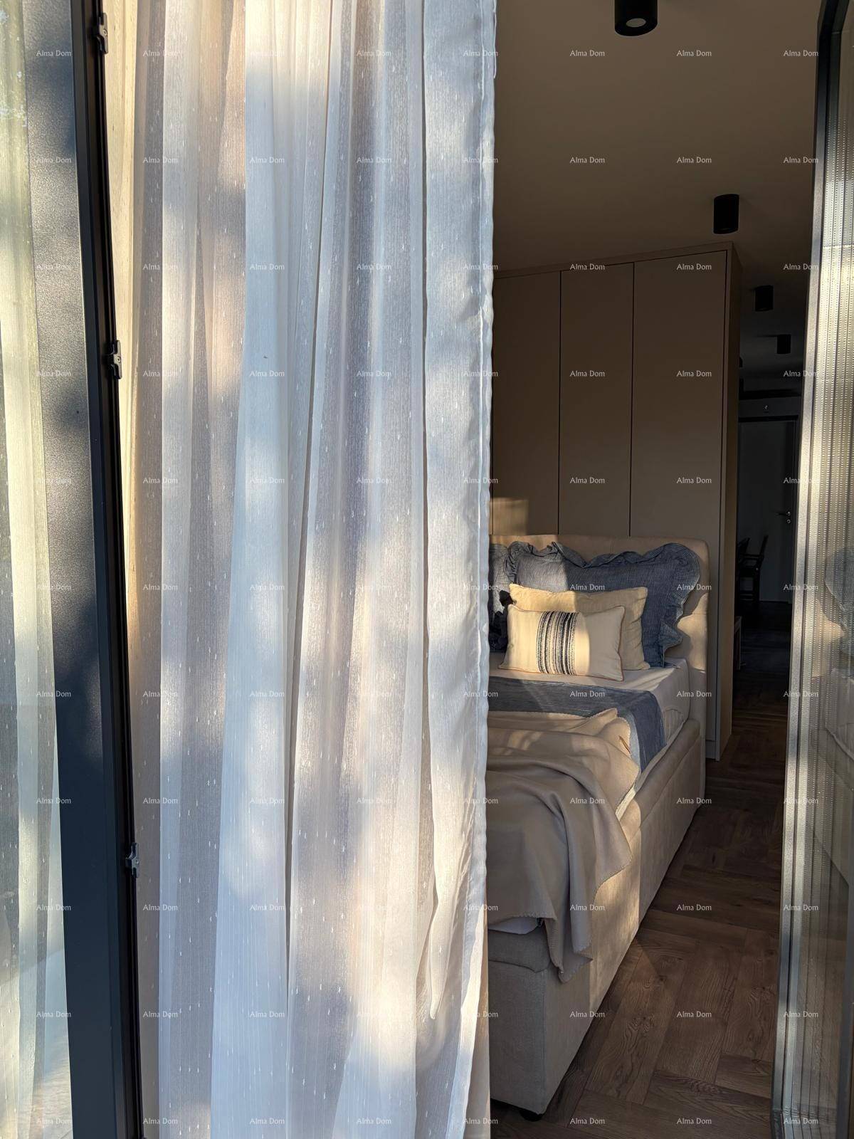 Sonnenlicht durchflutet das Schlafzimmer mit Vorhängen und Blick auf den Außenbereich.