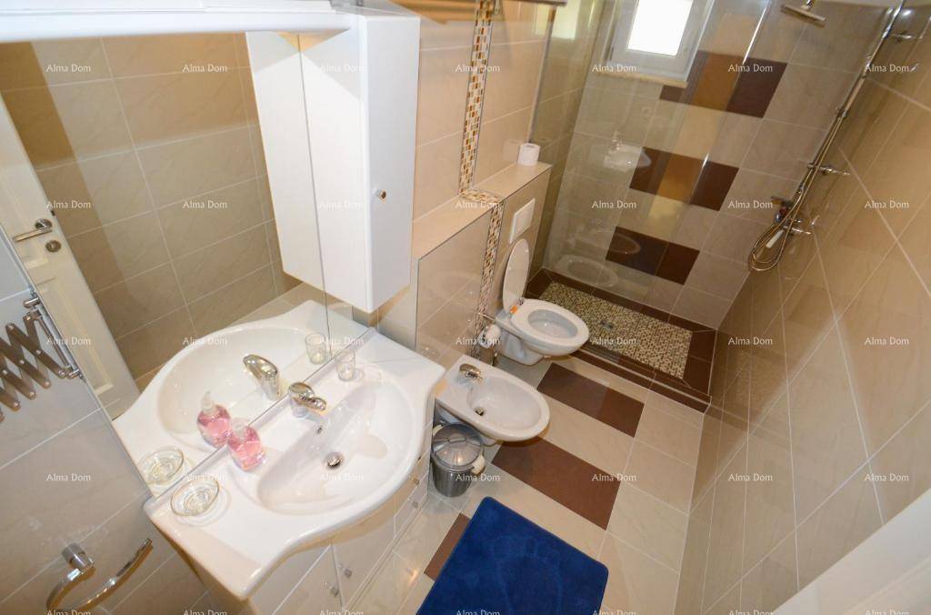 Geräumiges Badezimmer mit Dusche, Bidet und großem Spiegel.