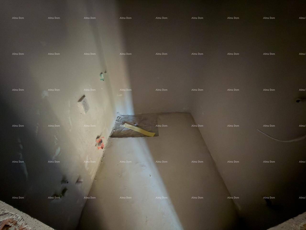 Unfertiges Badezimmer mit sichtbaren Sanitäranschlüssen, bereit für die Installation der Armaturen.