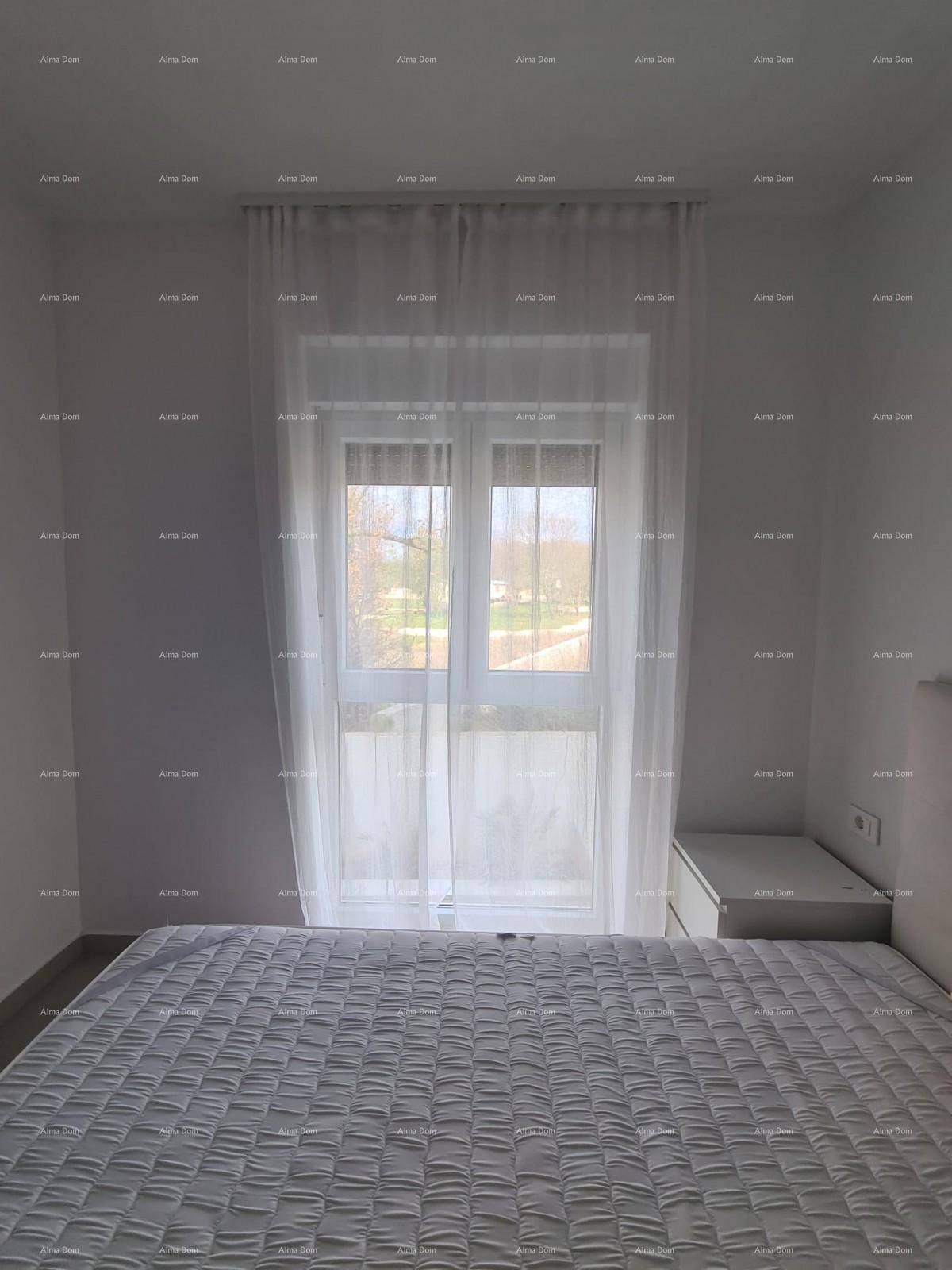Großes Fenster im Schlafzimmer mit Blick ins Grüne, das viel natürliches Licht hereinlässt.