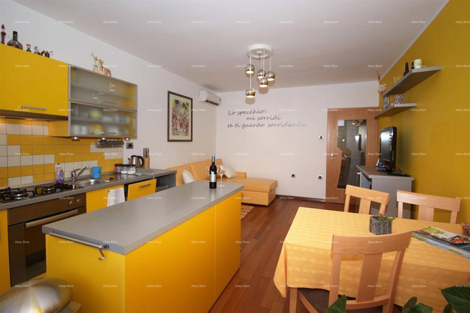 Offener Wohn-Essbereich mit gelber Küche, Esstisch und Sofa.