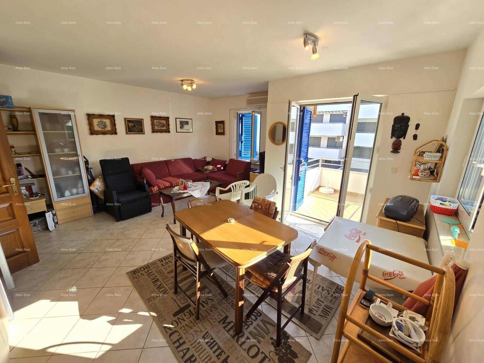 Offener Wohn-Essbereich mit Esstisch, Fliesenboden und Blick auf den angrenzenden Balkon.