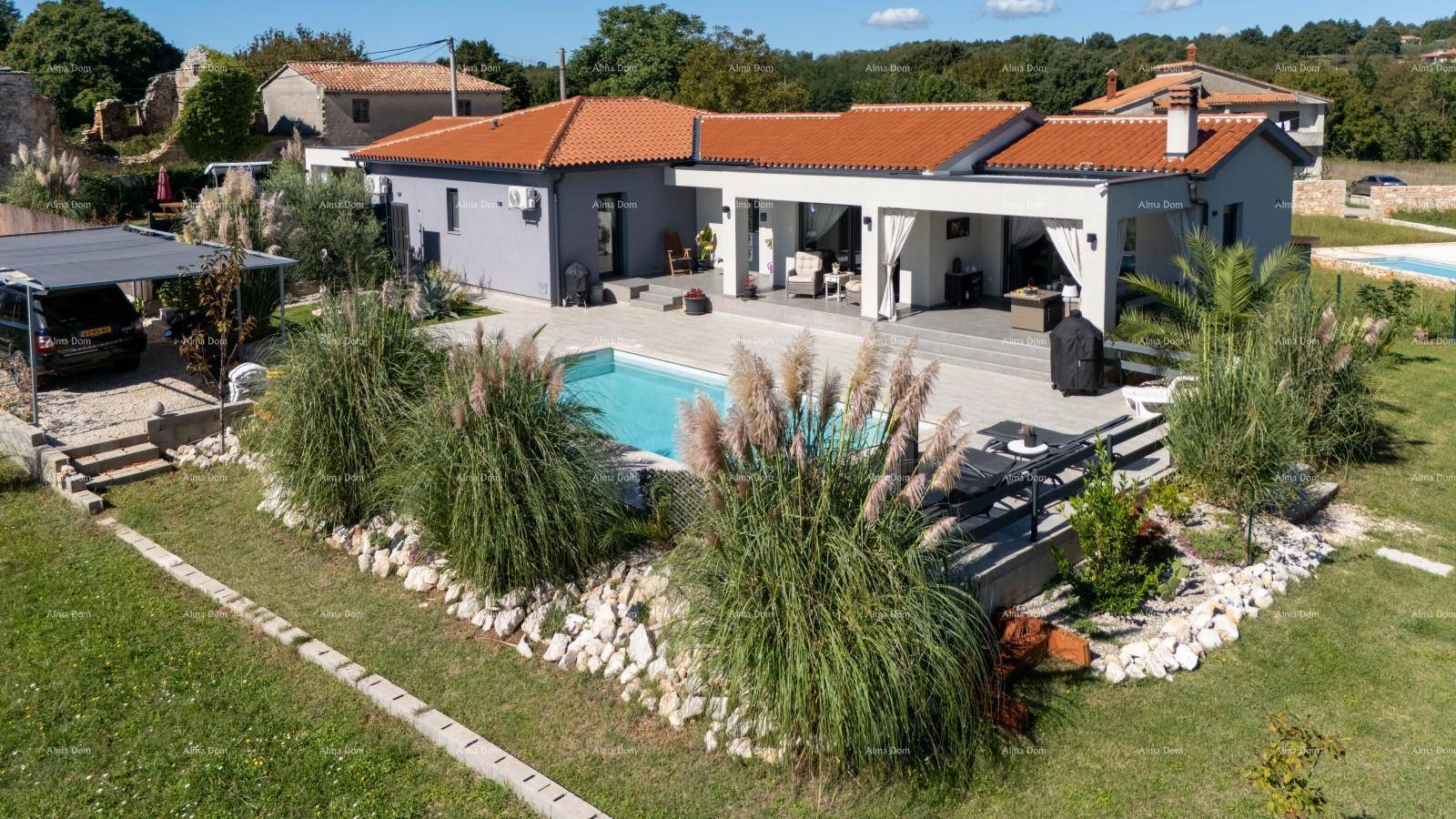 Moderne Villa mit großem Poolbereich, überdachter Terrasse und gepflegtem Garten.