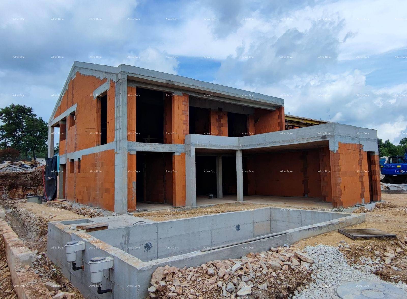 Rohbau eines Hauses mit Ziegelwänden und Betonstützen, inklusive vorbereitetem Pool.