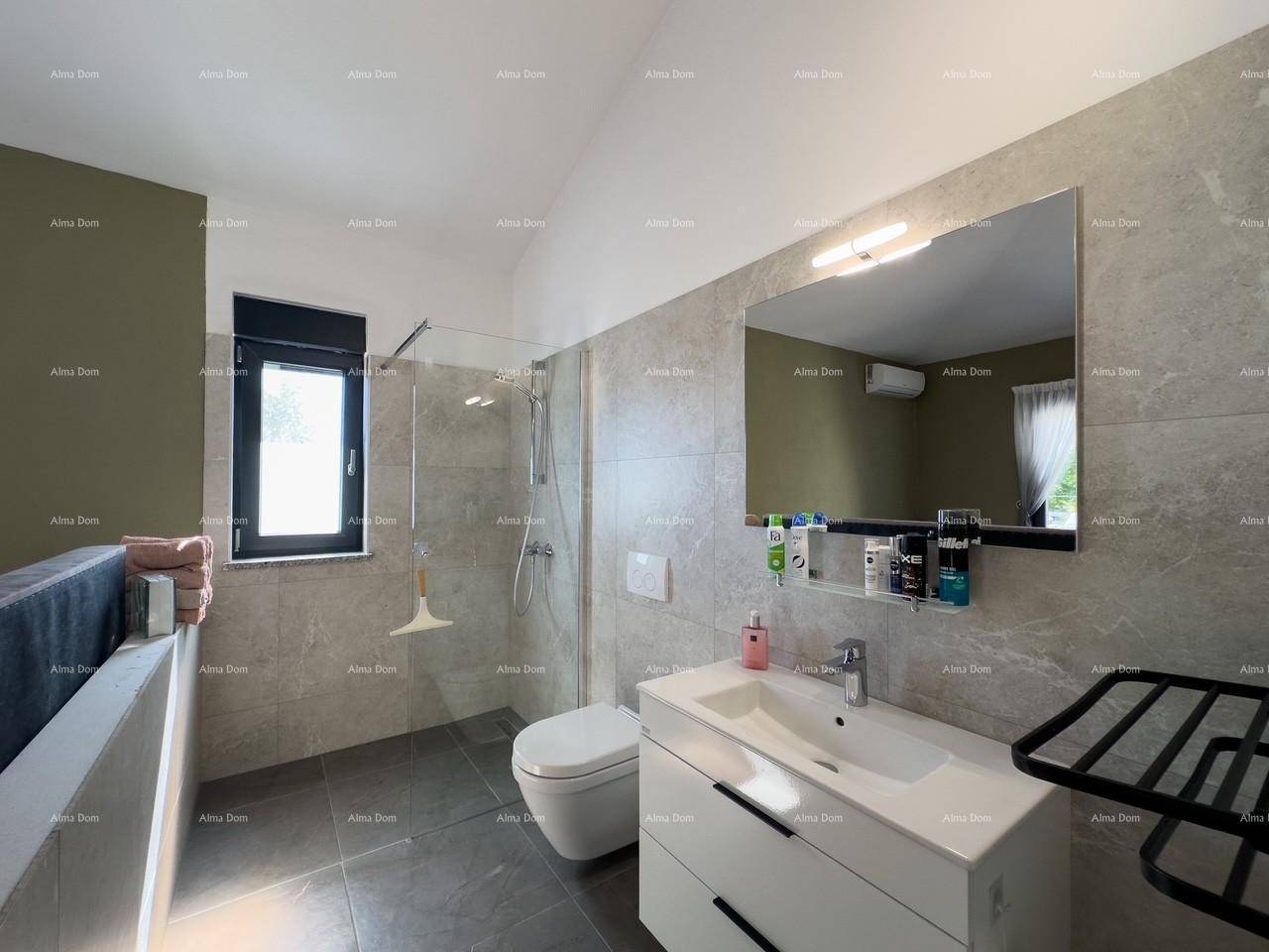 Modernes Badezimmer im Schlafzimmer mit Dusche, WC und Waschbecken.