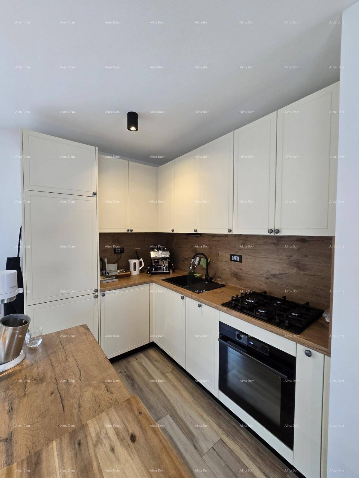 Moderne Einbauküche mit hellen Schränken, Holz-Arbeitsplatte und Gasherd.