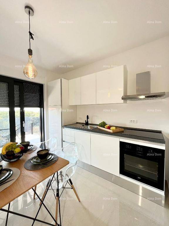 Moderne Einbauküche mit weißen Schränken, Backofen und Essbereich.