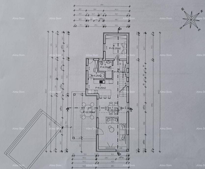 Technischer Grundriss des Erdgeschosses mit detaillierter Raumaufteilung und Maßen.