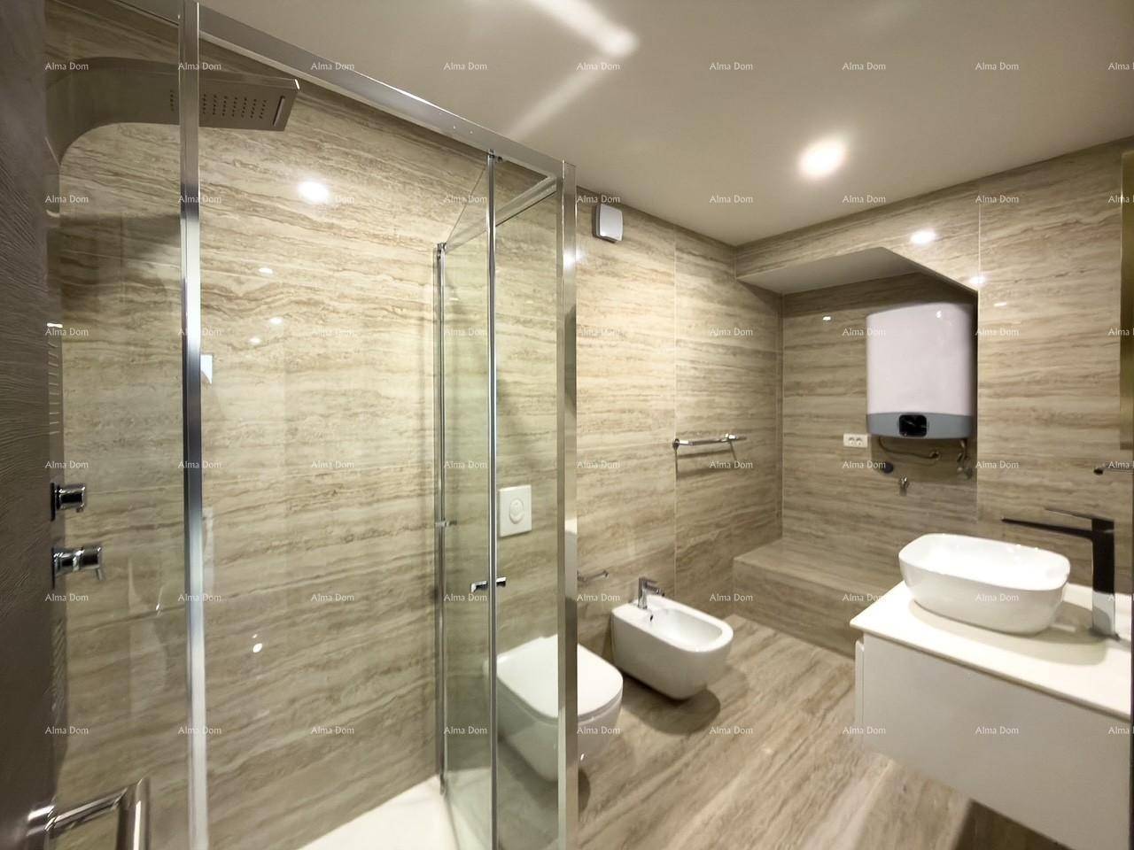 Modernes Badezimmer mit Duschkabine, wandhängendem WC, Bidet und eleganten Fliesen.