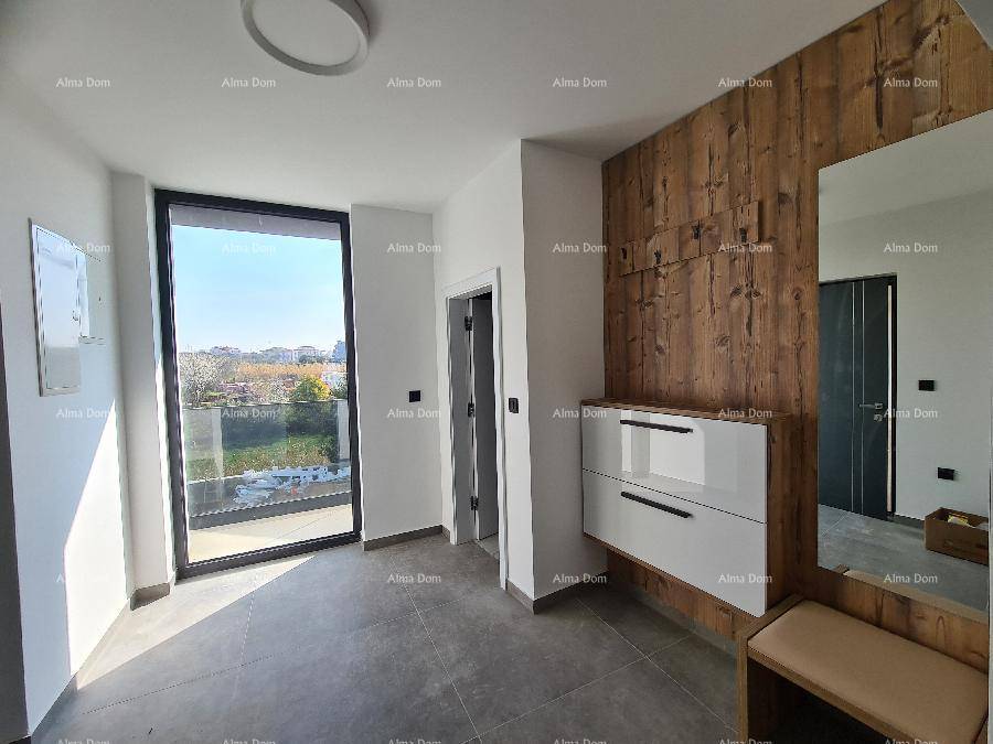Heller Eingangsbereich mit Holzakzenten, integrierter Garderobe und großem Spiegel.