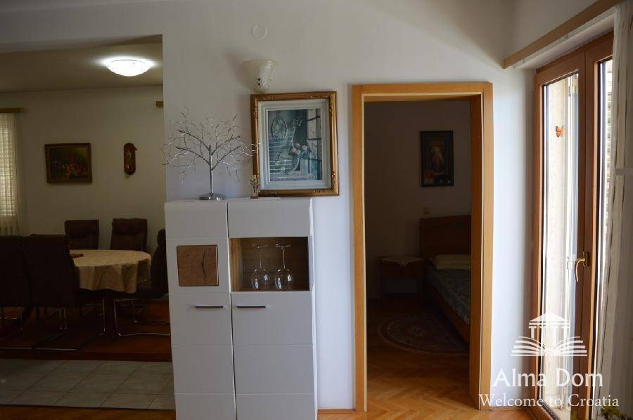 Heller Übergangsbereich zwischen Esszimmer und Schlafzimmer mit dekorativen Elementen.