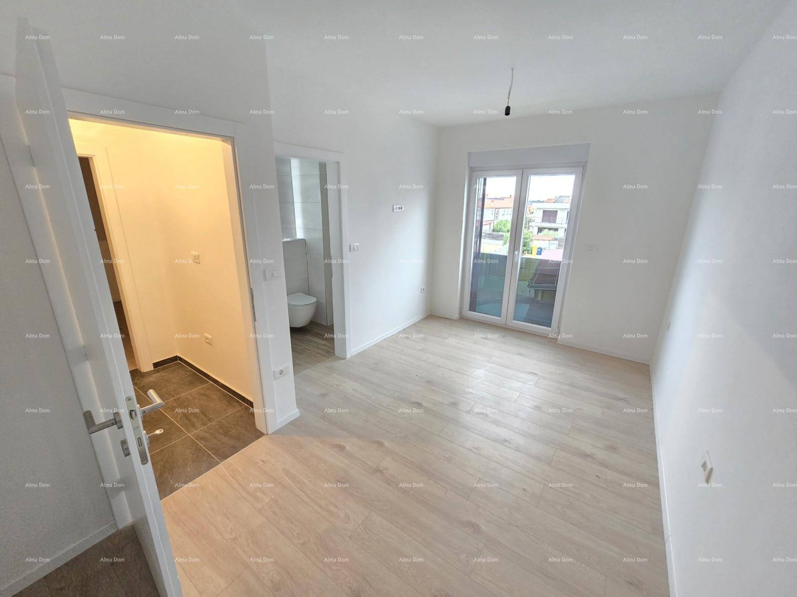 Lichtdurchfluteter Raum mit hellem Laminatboden und offenem Zugang zu einem modernen Badezimmer.