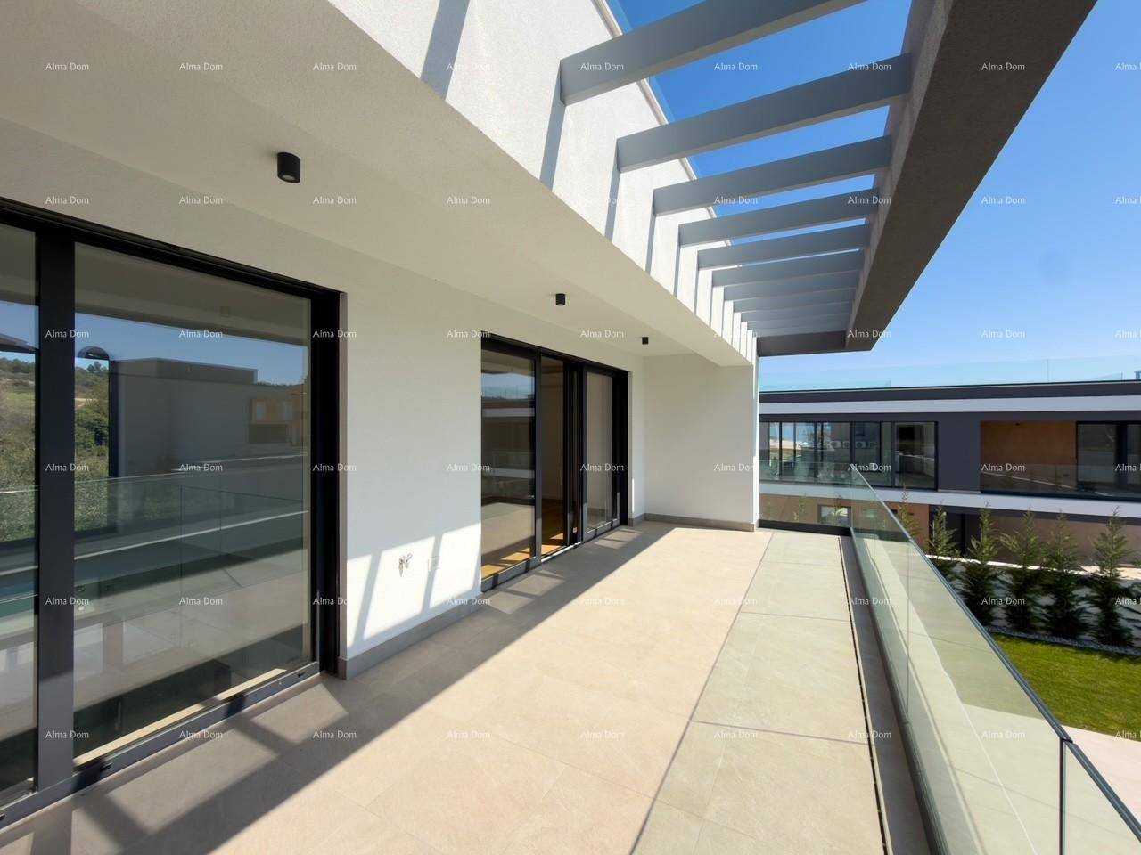 Sonnige Terrasse mit Pergola und Glasgeländer, ideal für entspannte Stunden im Freien.
