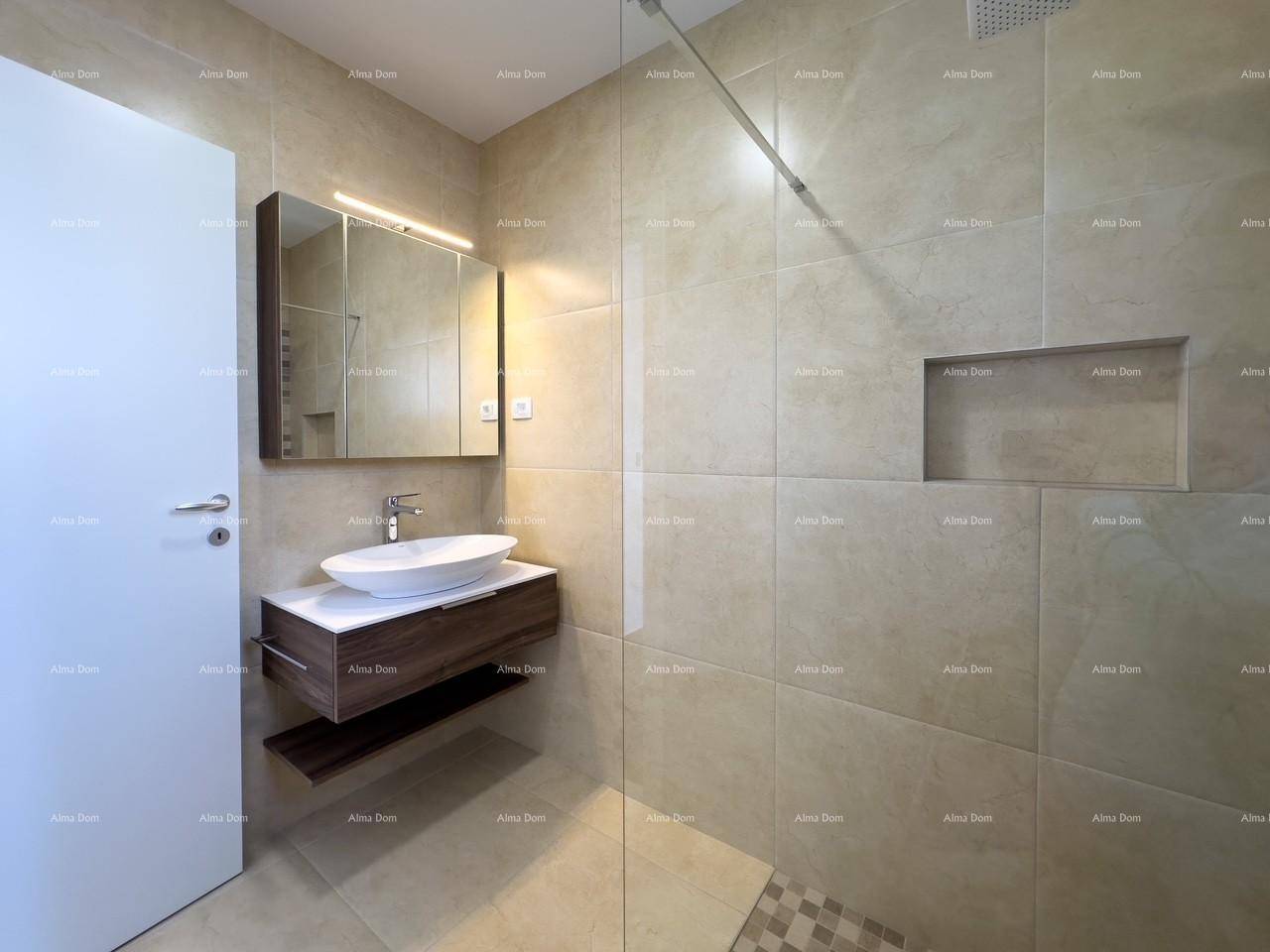 Modernes Badezimmer mit Waschtisch, Spiegelschrank und begehbarer Dusche.