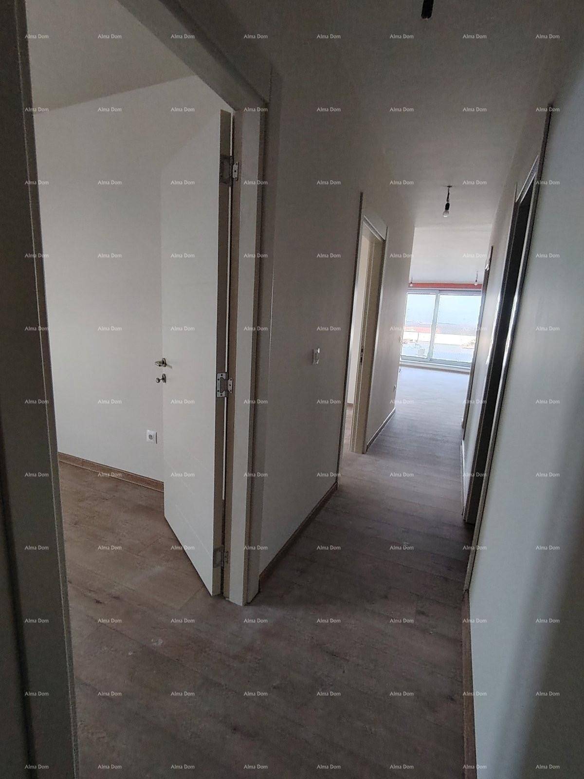 Heller Flur mit Holzboden und mehreren Türen zu den angrenzenden Räumen.