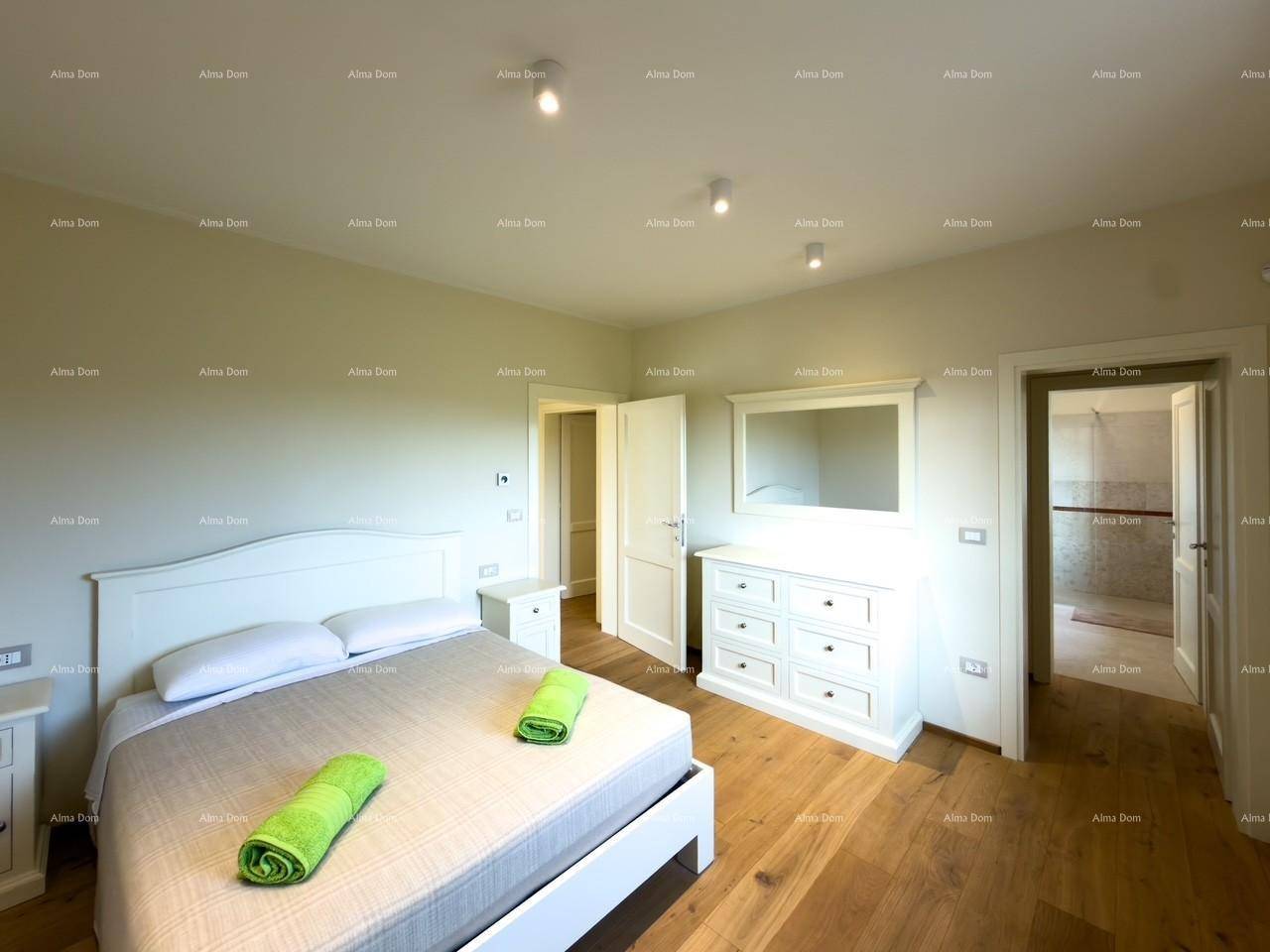 Komfortables Schlafzimmer mit Doppelbett, Holzboden und Zugang zu einem angrenzenden Badezimmer.