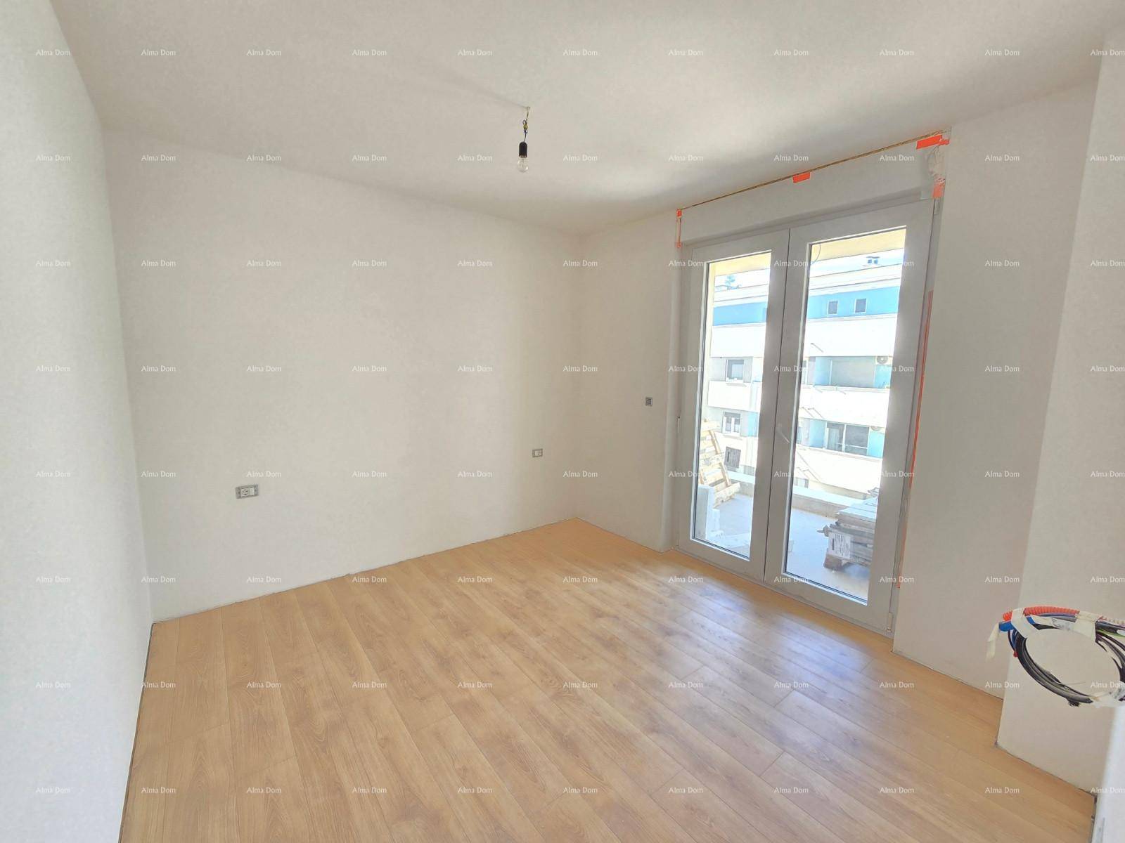 Leerer Raum in einem Neubau mit hellen Wänden und Holzboden, bereit für den Ausbau.