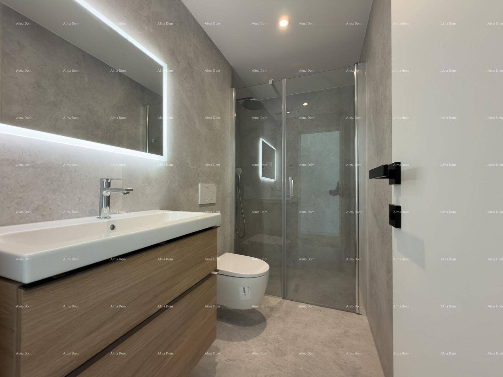 Elegantes Badezimmer mit modernem Waschtisch, beleuchtetem Spiegel und geräumiger Dusche.