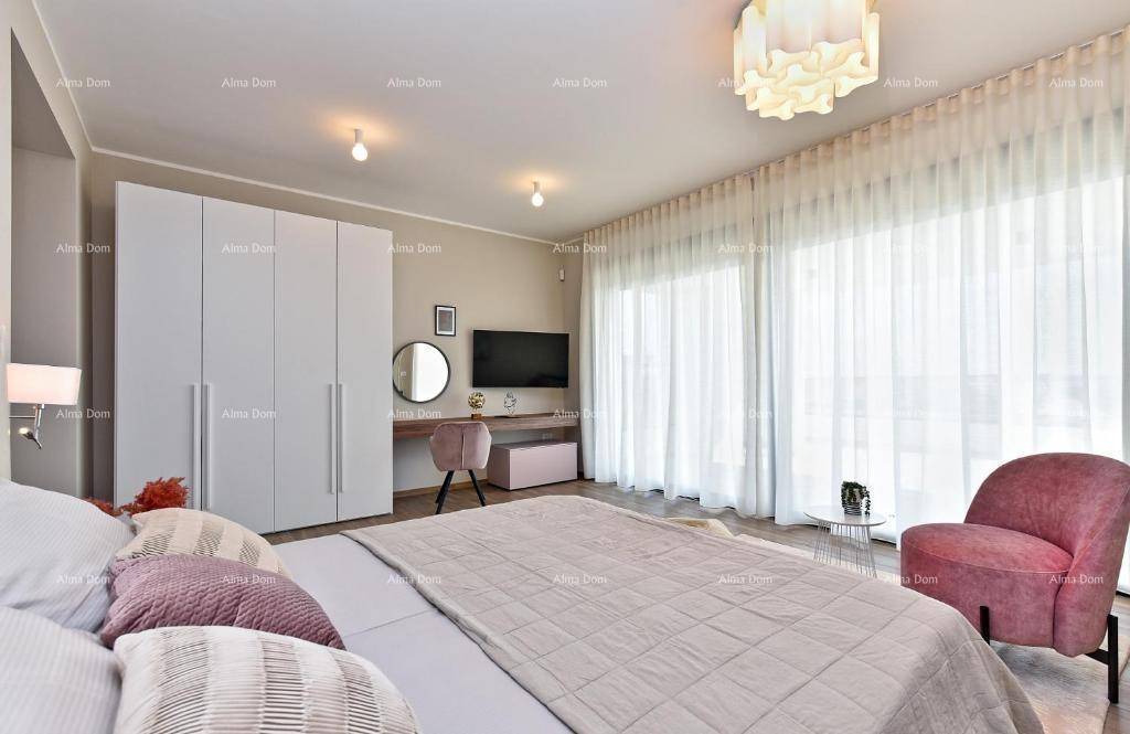 Helles Schlafzimmer mit großen Fenstern, die viel Tageslicht hereinlassen, und Holzboden.