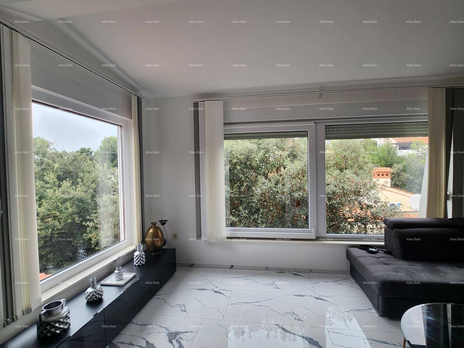 Helles Wohnzimmer mit großen Fenstern, modernem Sofa und glänzendem Fliesenboden.